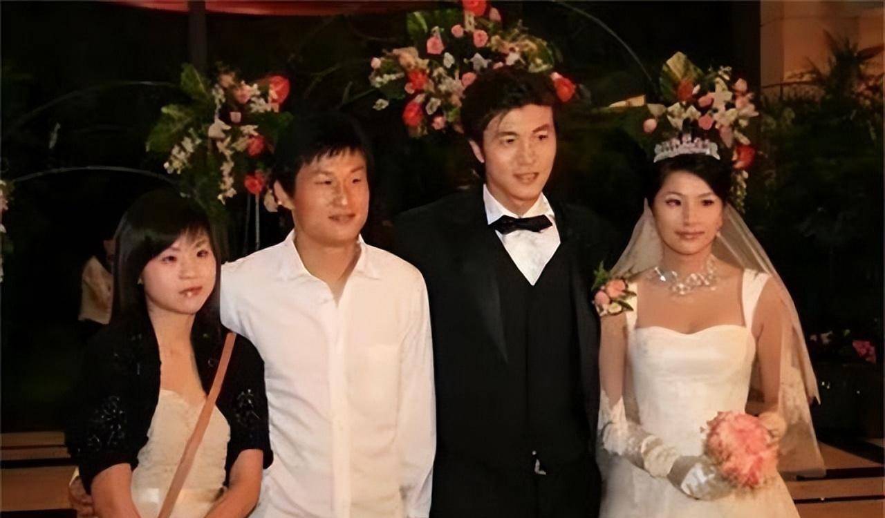 婚宴办了26桌,婚礼现场布置精美浪漫,由央视主持人刘建宏担任司仪.