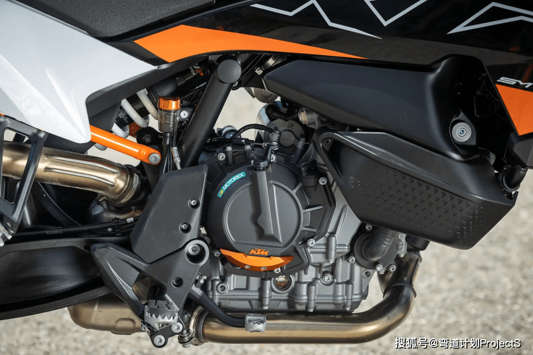 动力单元方面2024 ktm890 smt采用了全新的lc8c发动机,该发动机重新