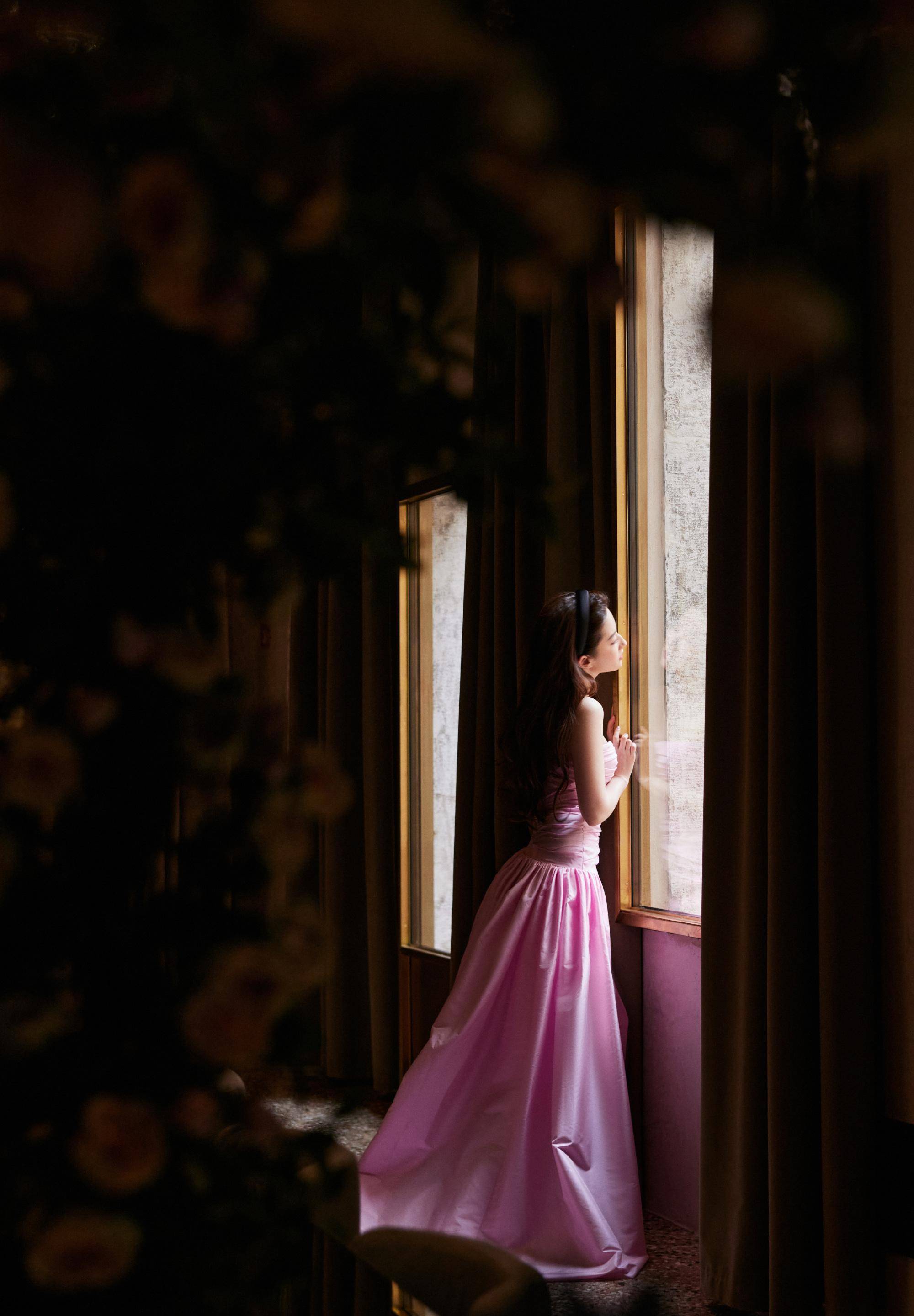 茜茜公主在威尼斯,刘亦菲仙女侧脸,粉色魅惑迷人_女性_气质_裙子