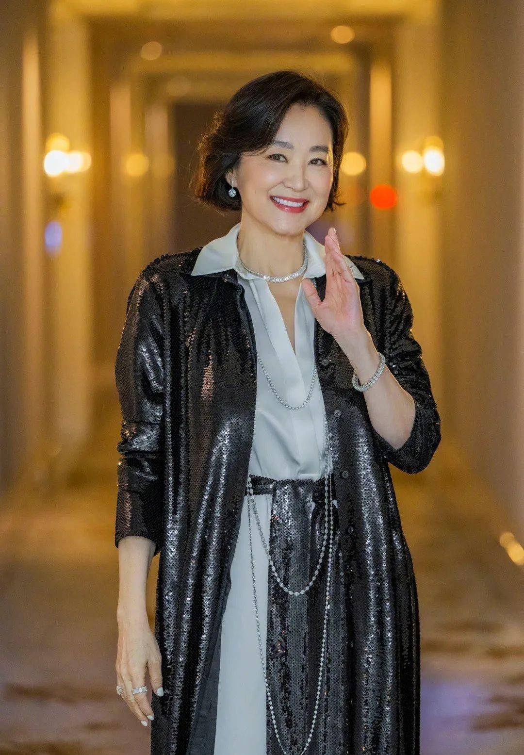 这个造型是在林青霞的朋友,皇家造型师张叔平的帮助下打造的,与林青霞