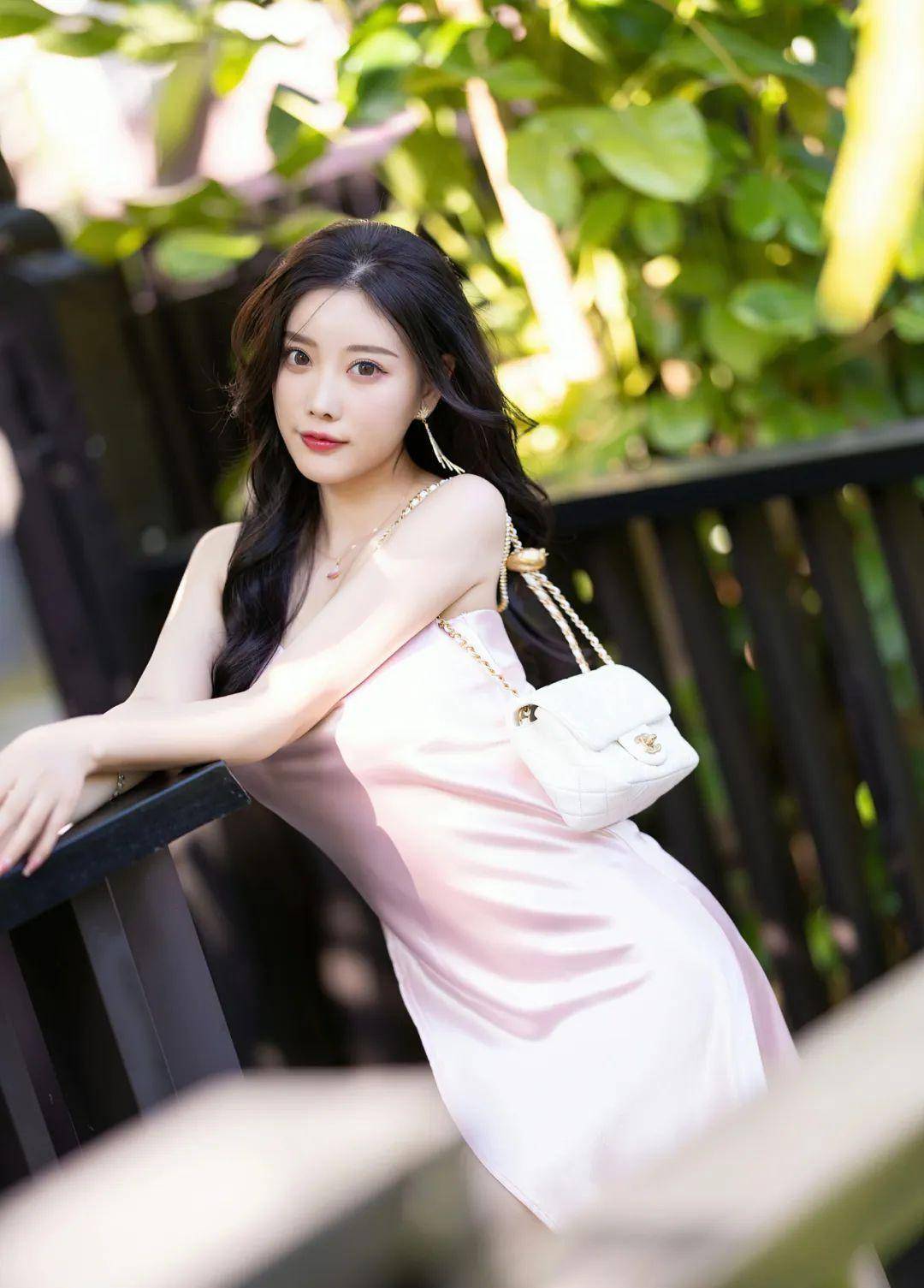 杨晨晨最爱的粉丝缎面吊带裙,修身纤细,展现绝妙魅力!