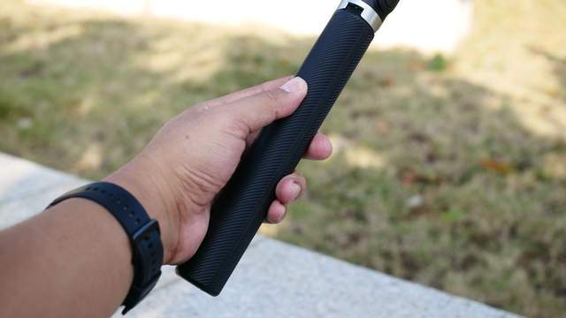 带稳定器的防抖自拍杆,支持AI人脸追踪:奥川M2 PRO体验