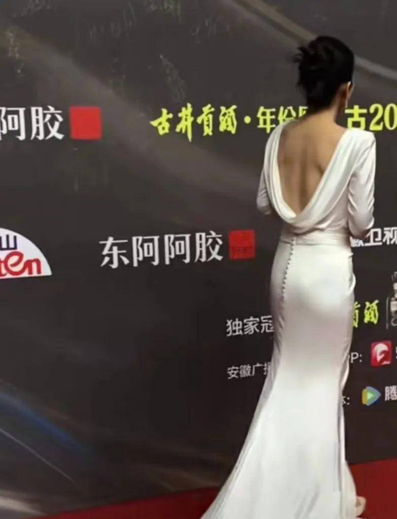 中国戏剧节明星们"原形毕露"陈数脸僵,秦海璐脸肿,杜淳满脸痘痘_西装