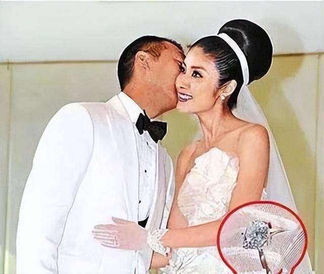 陈慧琳嫌弃手捧花太普通,父亲陈崇伟立刻为她打造珠宝花束,每一颗钻石