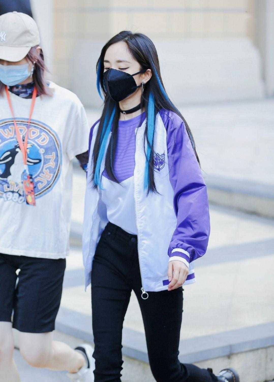 杨幂果然是"时尚一姐",挑染蓝色头发走叛逆风,换别人就土气了_效果