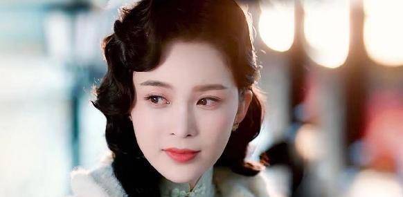 赵樱子饰演郑奉棋,不管是旗袍还是毛绒披肩都是富家小姐的形象,万种