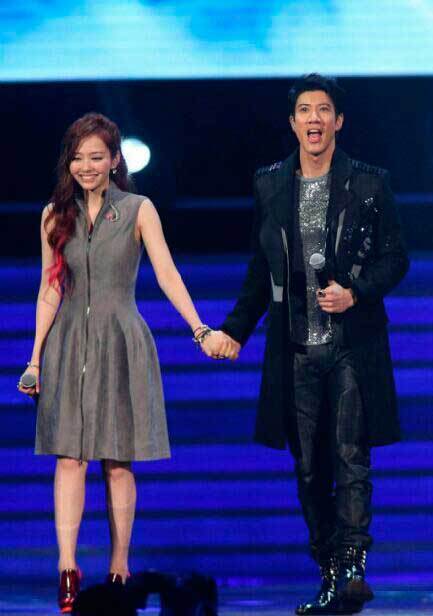 张靓颖:被前夫卷走6亿,卑微爱了15年,分手时才想起妈妈的话_母亲_时候