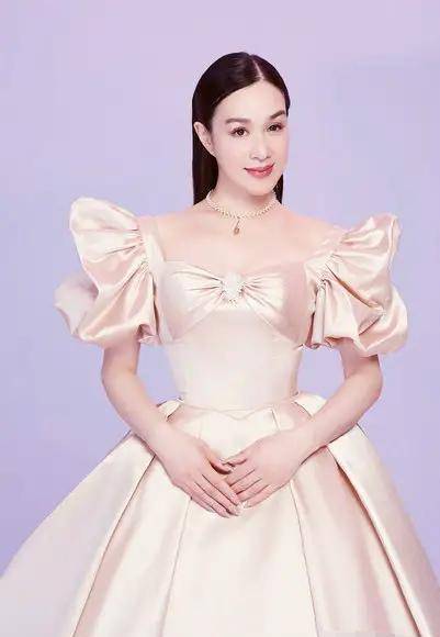 "五颜六色的照片儿中,钟丽缇和两个宝贝女儿,张思捷和张凯琳摆出各自