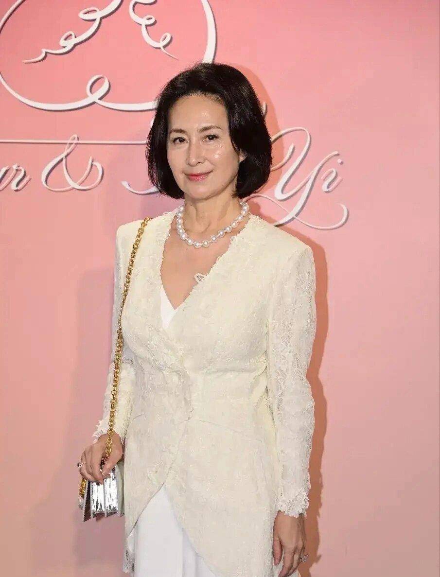 何超琼选择的格子外套和裙子在她的穿搭中脱颖而出,展现了她敢于打破