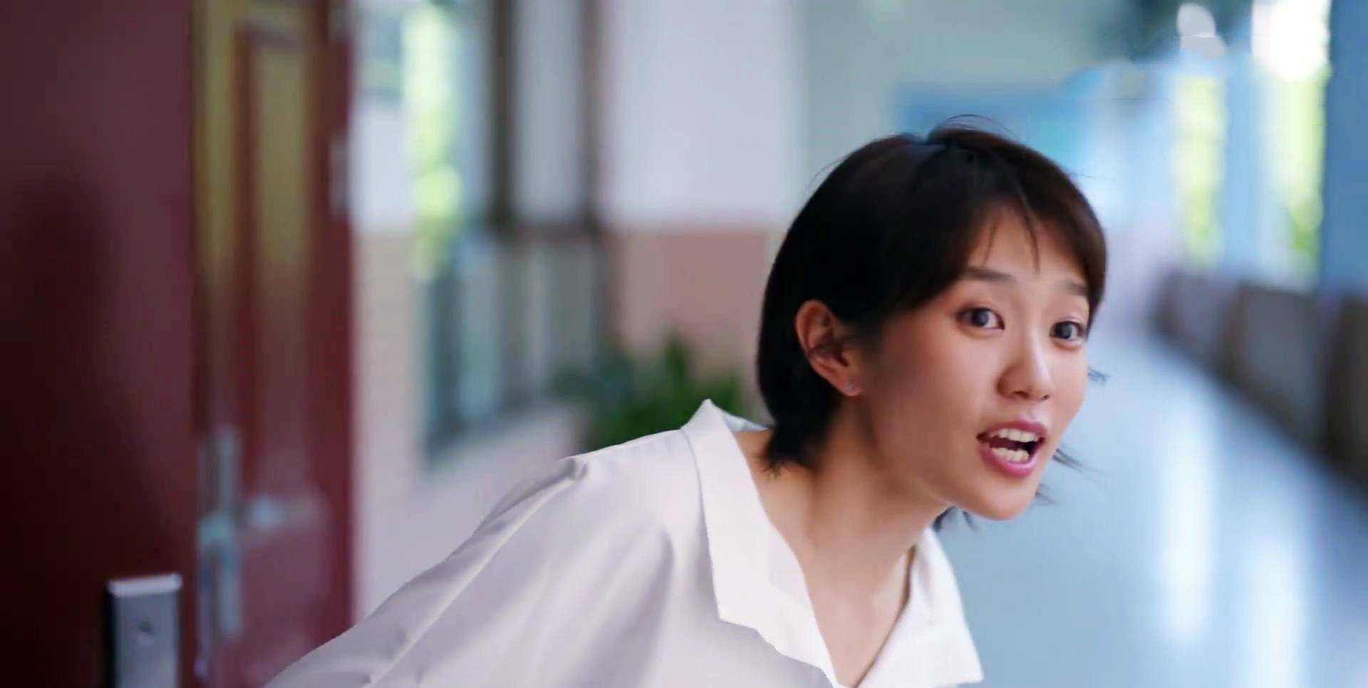 凭借着山海情》一举成名的黄尧在剧中则是饰演桑夏一角,这个老师可以