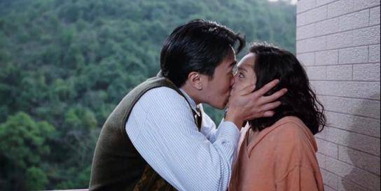 朱茵"下嫁"黄贯中,结婚住小旧楼,产女后被公公推到,图啥?