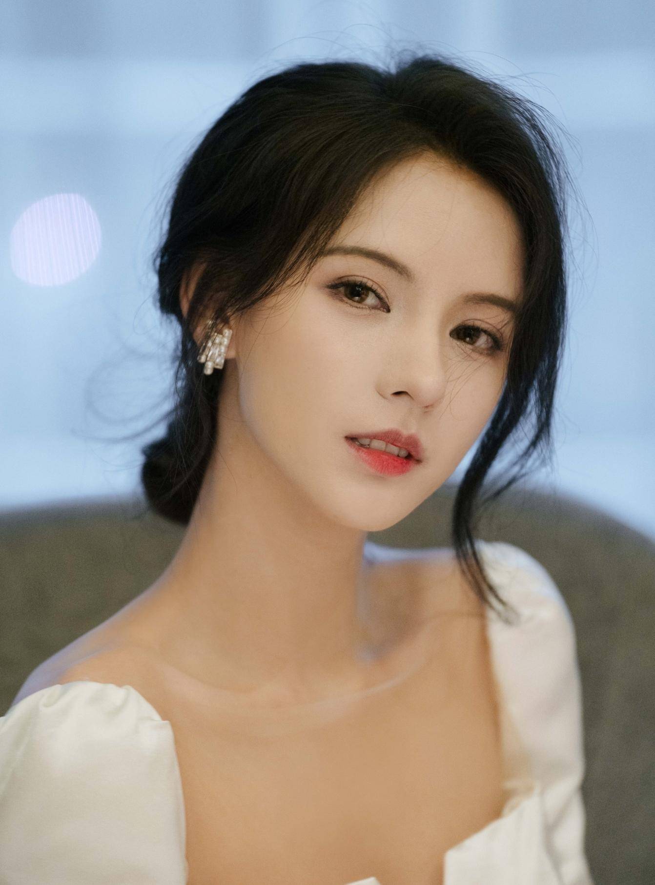 王思聪前女友张予曦身穿低身材v型白裙,一嗔一笑亦销魂_女孩_写真