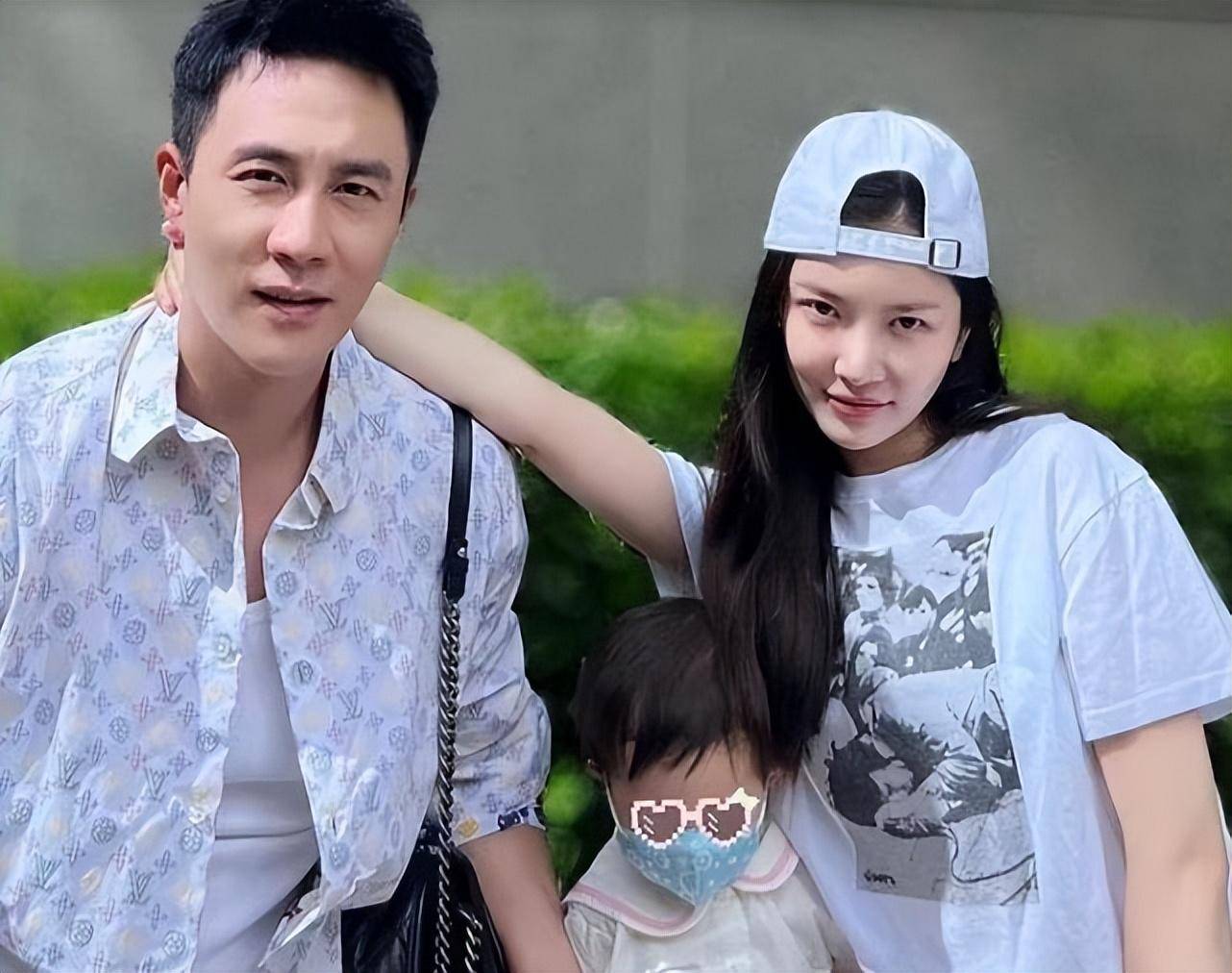 王灿携女儿陪老公工作,杜淳牵蛋饺小手温柔注视,一家三口好有爱_老婆