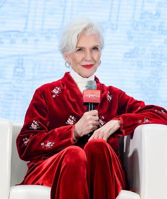 马斯克75岁母亲在香港美貌惊艳!天蓝色的裙子好耀眼,这个阿姨好迷人