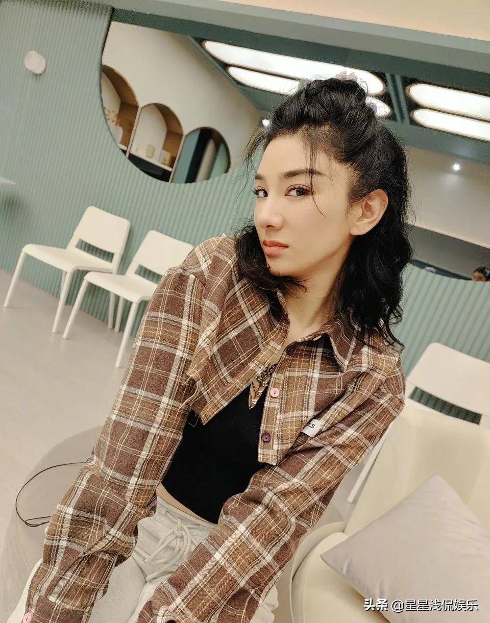 黄奕晒浪姐合照,姐姐们集体做鬼脸好丑,拍照时放飞自我变搞笑女_生活
