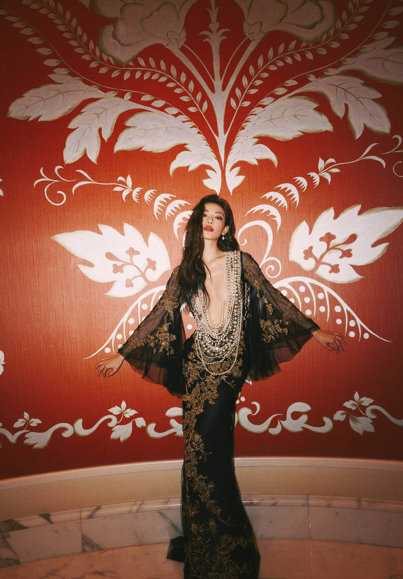 钟楚曦现大尺度造型,华贵礼服领子低到肚脐,胸前中空秀傲人曲线_时尚