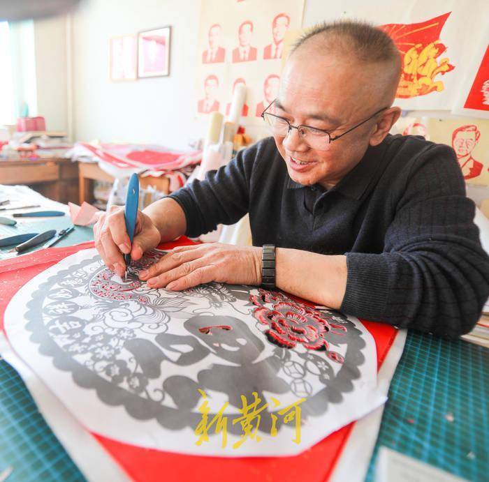 民航联盟:纸剪翻飞光影流花,六代传承一天没落下 | 非遗传承人_剪纸