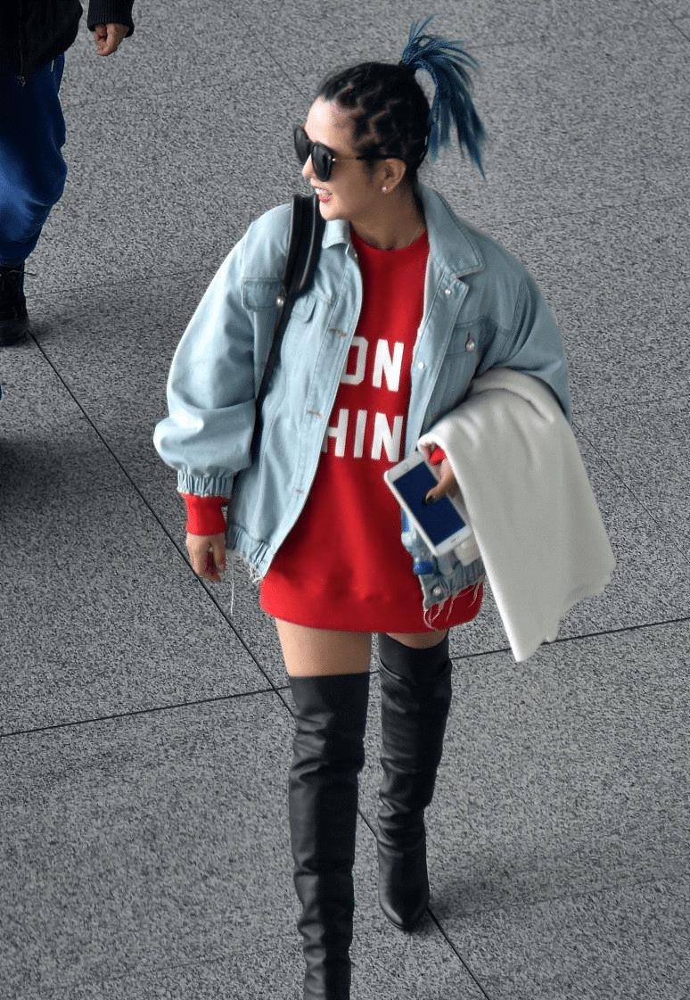 何洁产后成功瘦身30斤:连裤袜裙尽显超模身材,妈妈风依然动人_时尚
