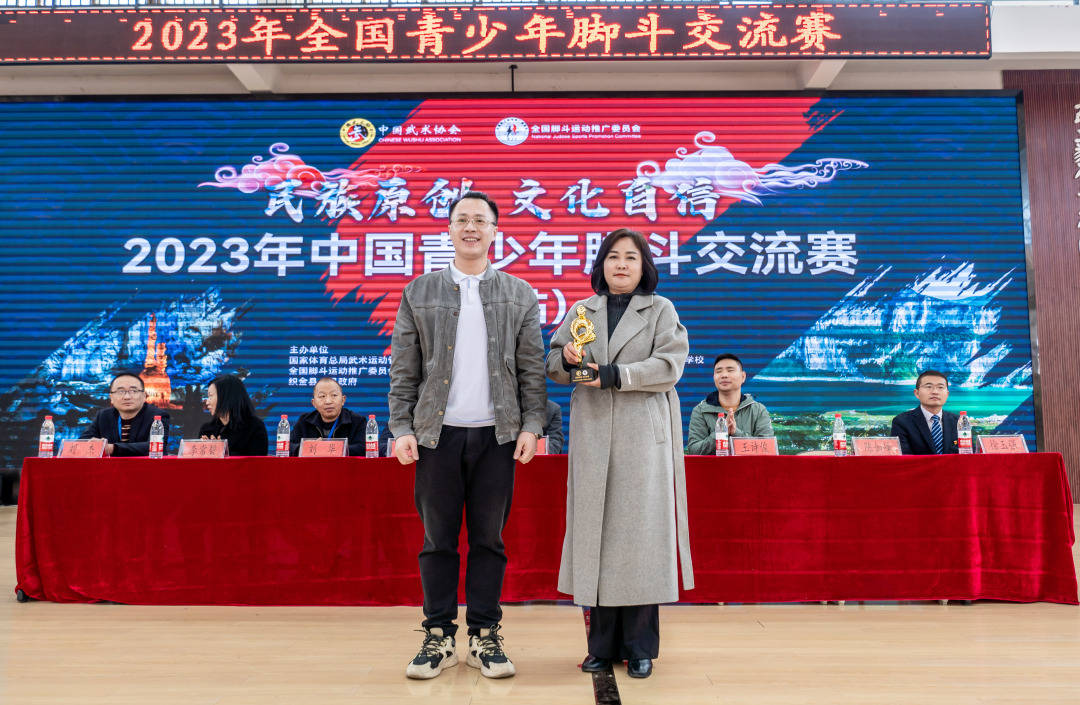 织金育才学校副校长李常碧致欢迎词织金县县委常委,副县长原玉杰,织金