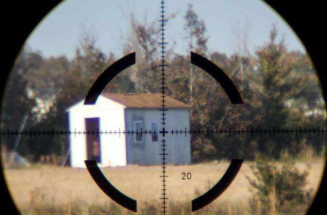 而是两人一组,其中一人担任测量风速,距离,给我们的狙击手提供一个