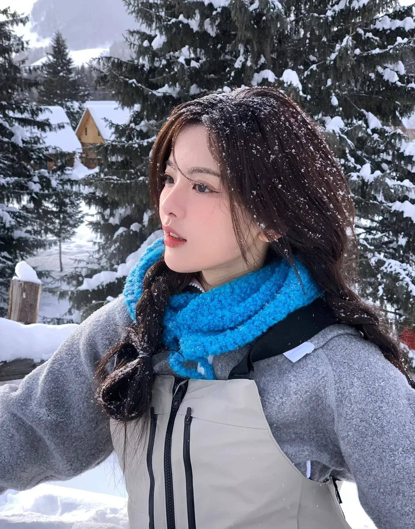 杨超越晒"红手套"雪景图,扎双马尾穿灰卫衣工装裤,很俏皮可爱_围巾
