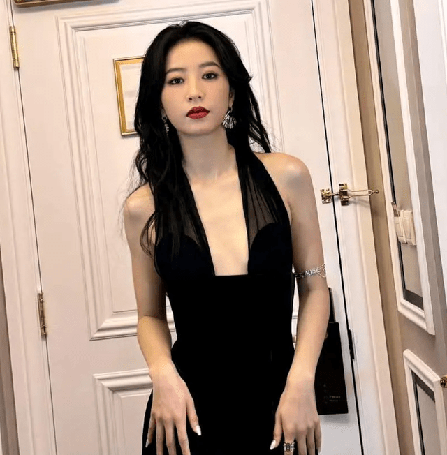 除此之外,本场倪妮也遇到了尴尬情况,还没上场就发现跟周雨彤的礼服撞