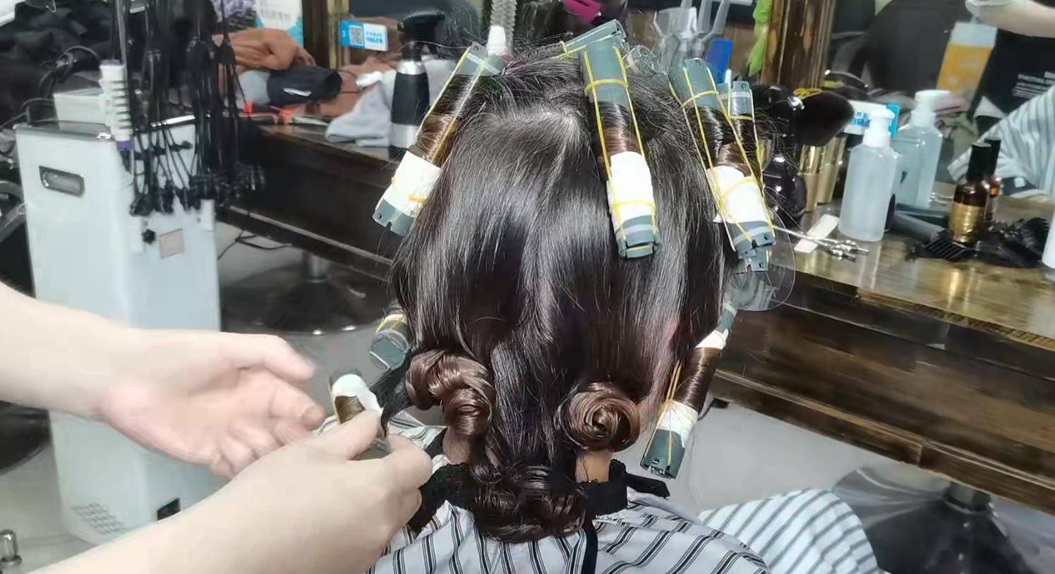 稍微了解一下烫发原理的人都知道,烫发后头发干燥毛躁,与洗发水无关