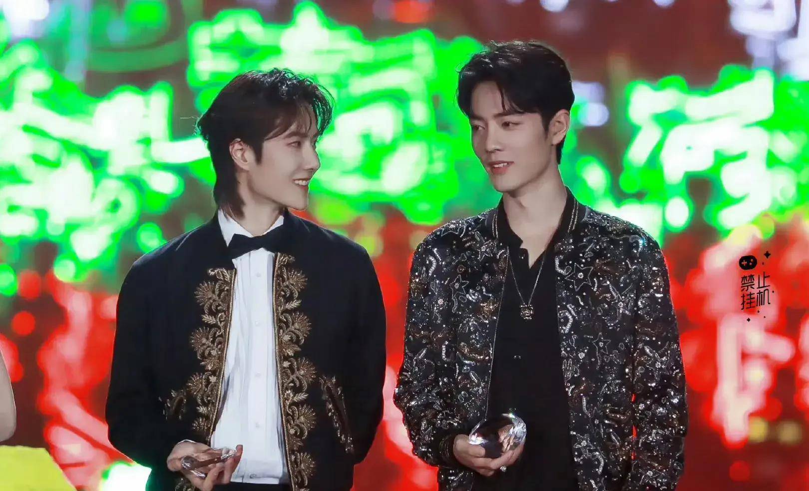 星光大赏《无羁》出现,网友直呼:想起了四年前的他俩_王一博_陈情_最