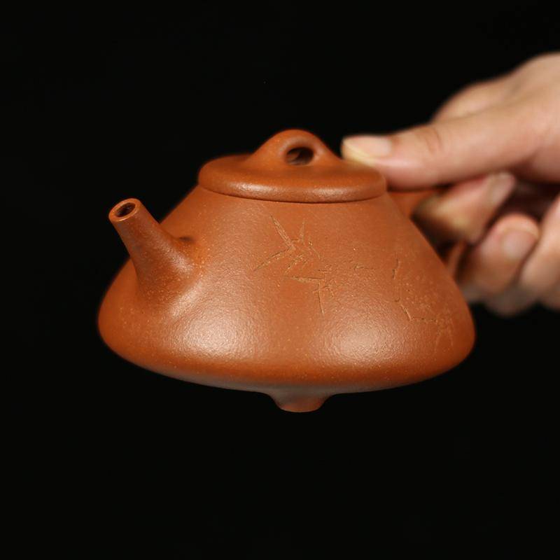 历史上,不少仁人志士倾心于紫砂之美.