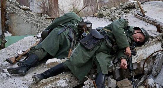 战场上士兵,为何宁愿战死也不敢躺下装死?