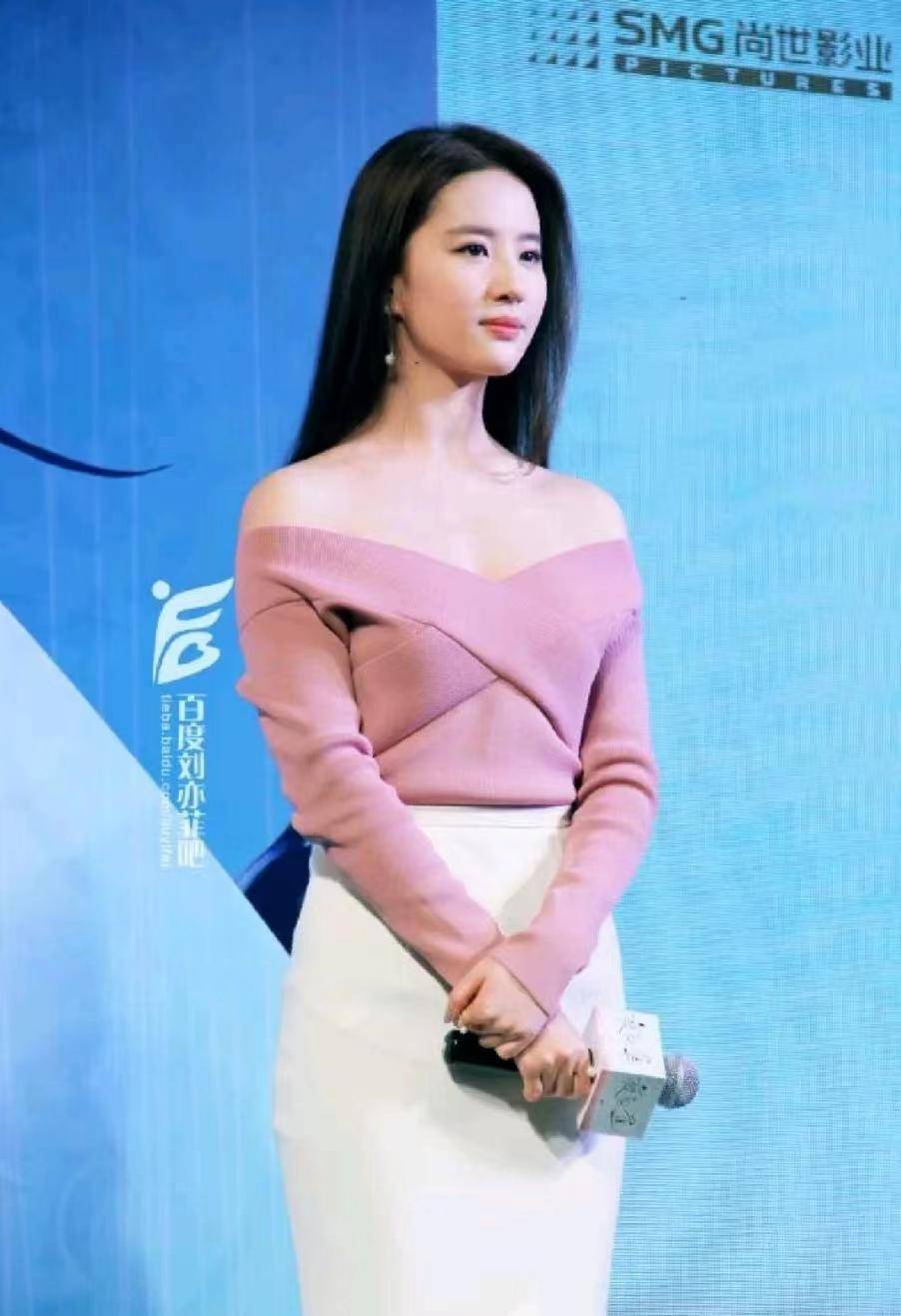 粉嫩的芙蓉之姿关键是神仙姐姐就连面容都透露着不仅是因为粉色衣服和