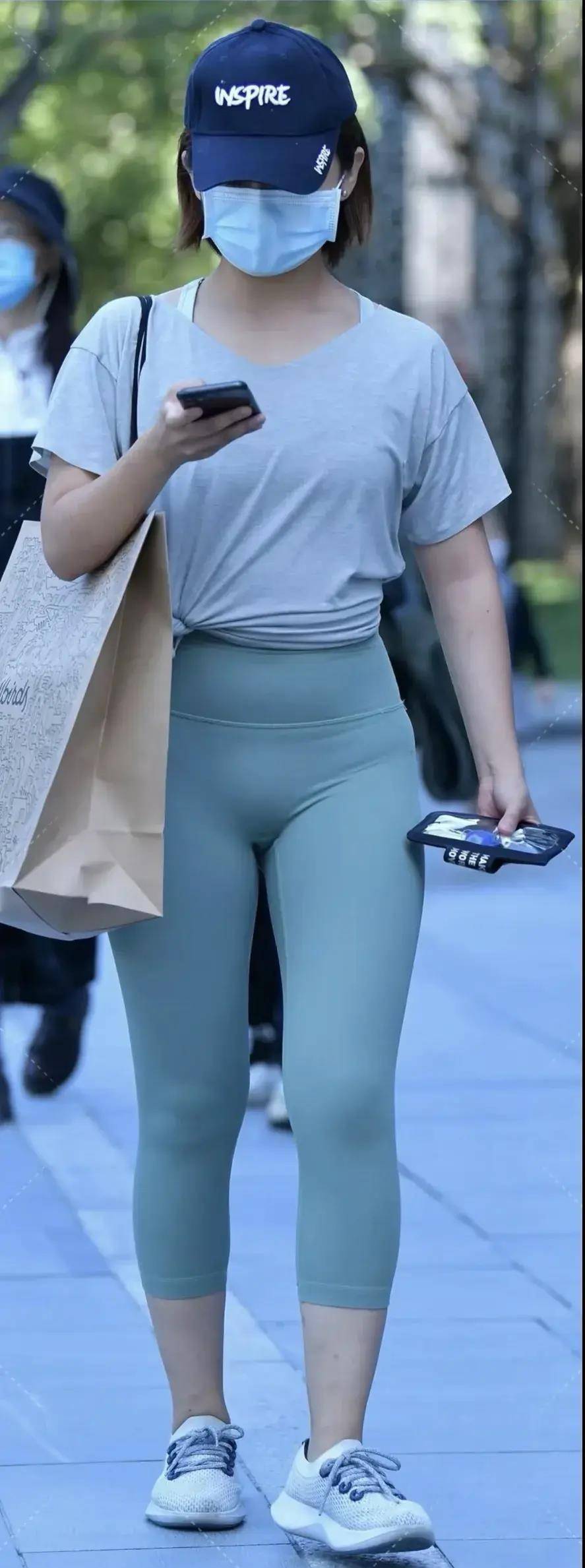 瑜伽裤美女时尚街拍引人瞩目!