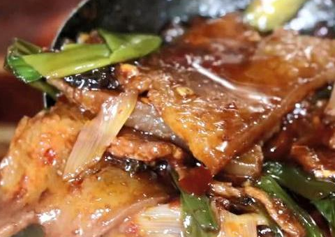 街边发现“板凳面”，一天卖3000碗，想吃得排队，来晚的站着吃！(图4)