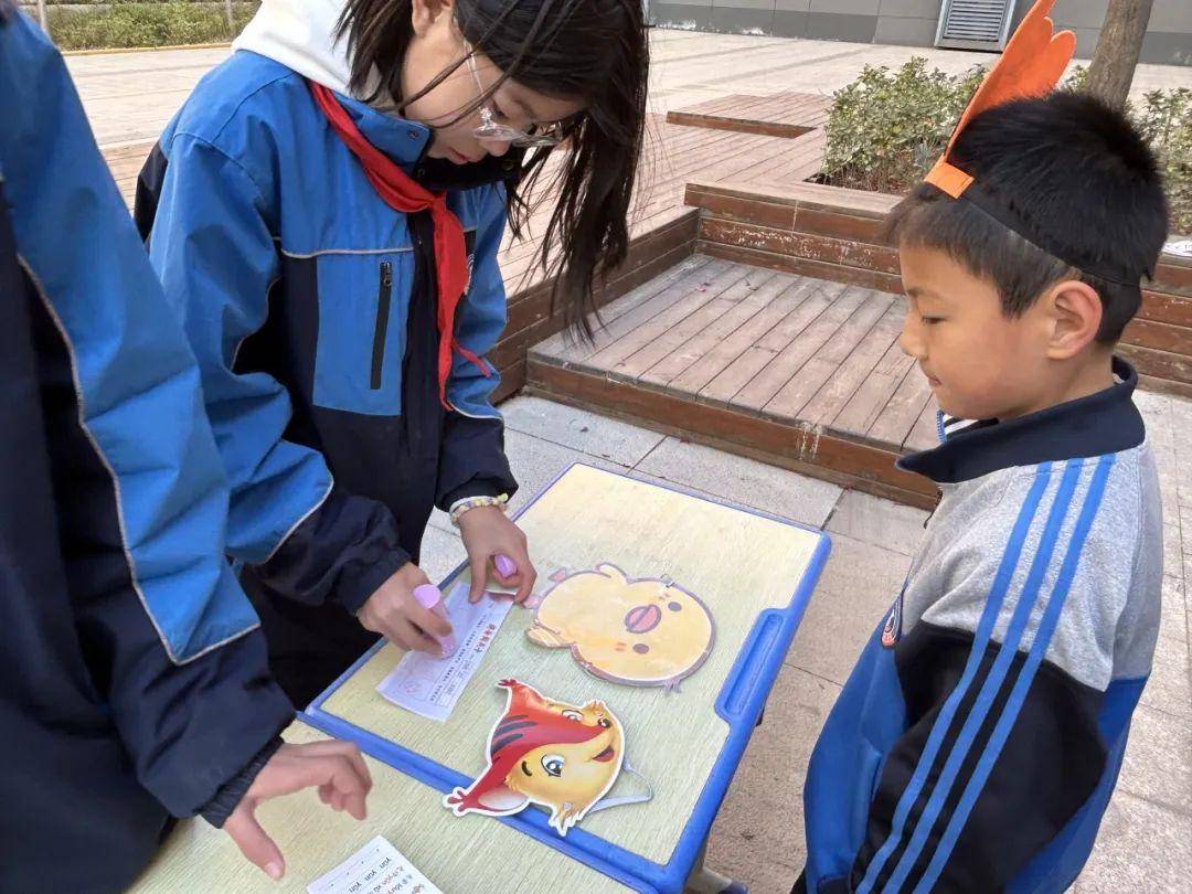 孩子们迎接挑战,在"拼音分分分"环节成为了最棒的邮递员.