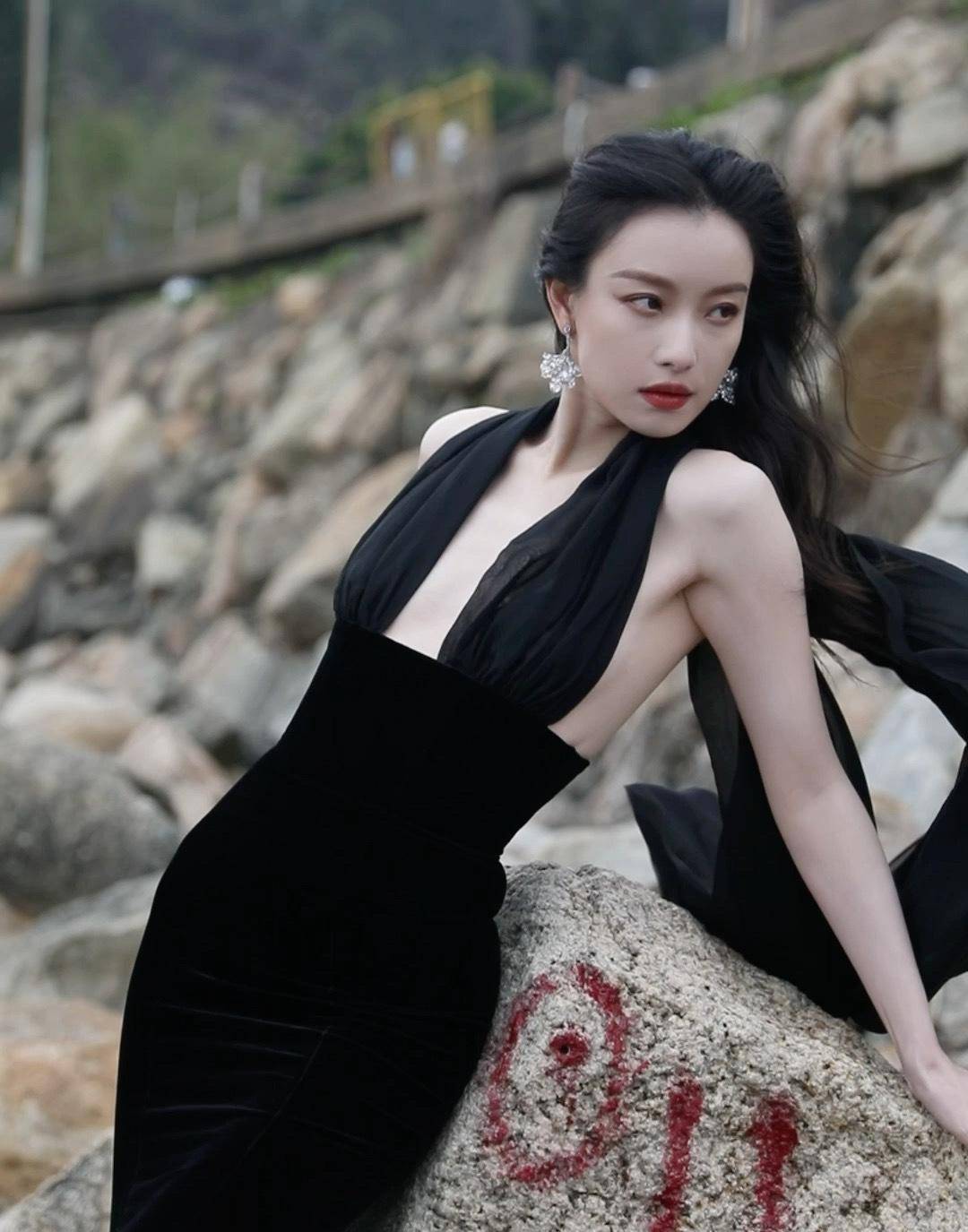 热巴女神,杨紫露腰,倪妮超深v,张碧晨穿的啥_连衣裙_造型_张雨绮