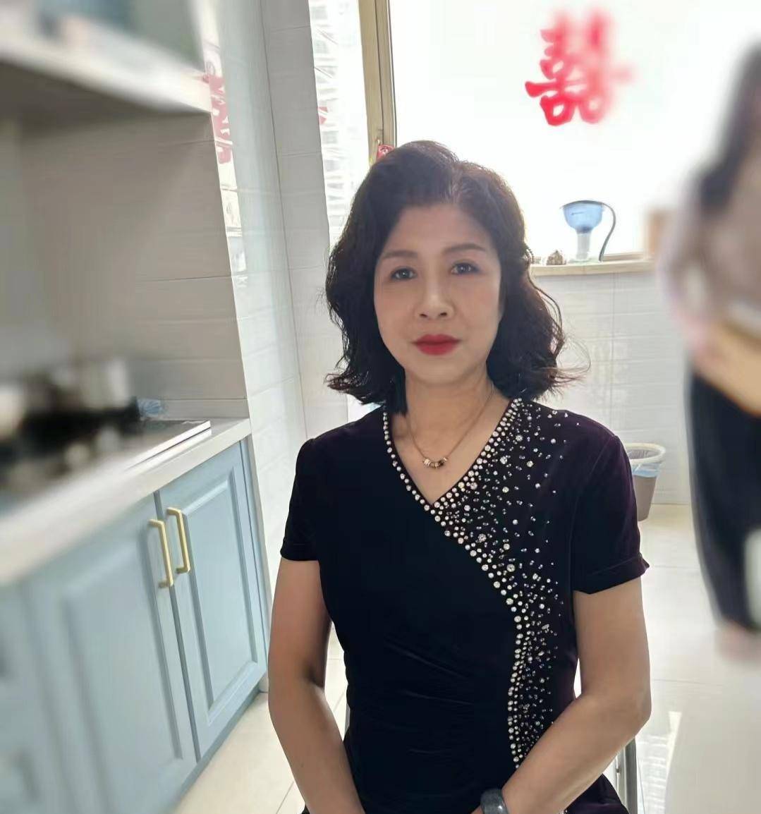 中年女性衰老的表现:留长发,卷成小卷,穿打底裤,花裙子,胖_发型_气质