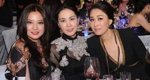 此后那英和韩红以及王菲等人都成为了圈中好友,她们还经常在一起打