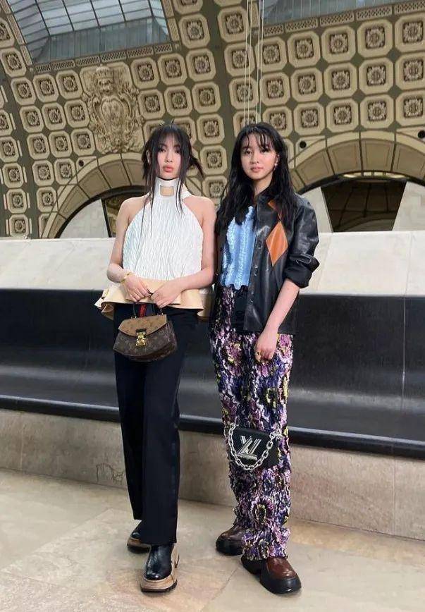 这边来看看black pink的发挥,金智秀(jisoo)这套被很多人夸了,长卷发