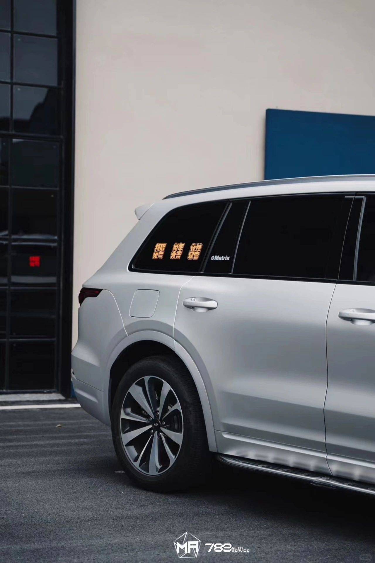 理想one矩阵改色膜消光铝水银,金属科技感回头率拉满_质感_线条_极致