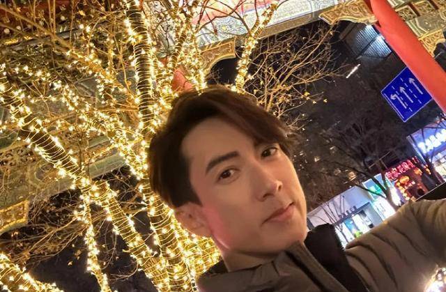 吴尊父子探班经纪人,儿子戴墨镜摆拍露笑容!_活动_明星_支持