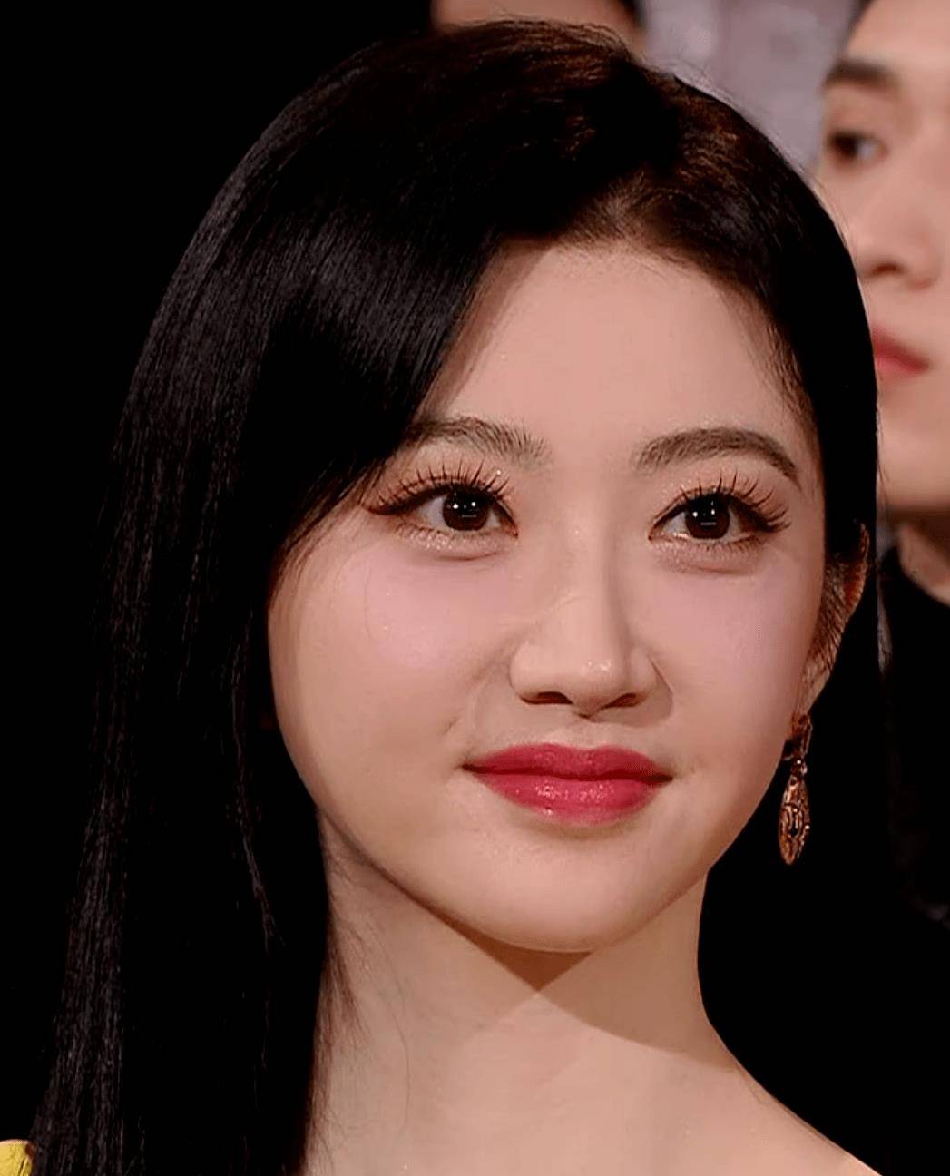 景甜也堪称"写真杀手".无论镜头距离多近,你都看不到她脸上的毛孔.