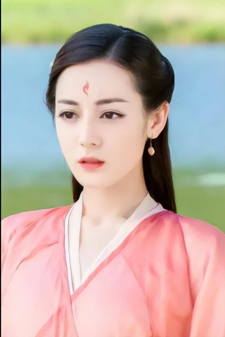 迪丽热巴成国民女神,撞脸小姐妹们排队成功?