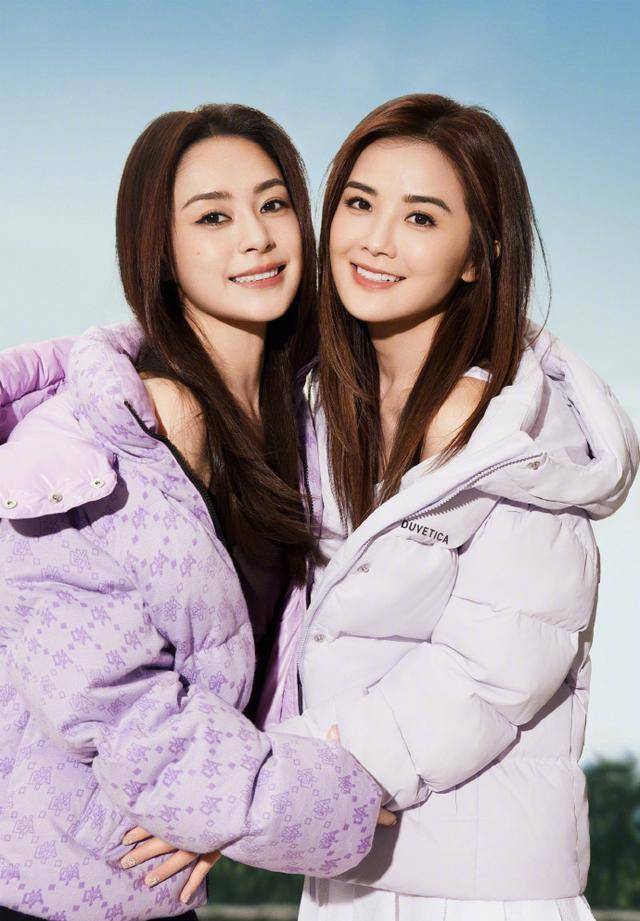 阿娇阿sa最新合体封面,穿西装又酷又飒,穿旗袍大秀美腿_twins_穿着