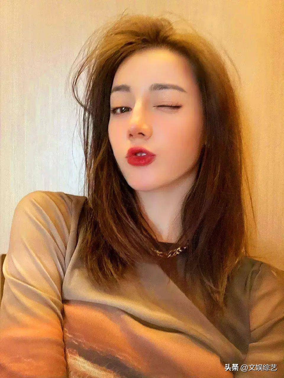 迪丽热巴发100张自拍照,只为兑现粉丝的承诺,也不忘宣传这部剧_观众