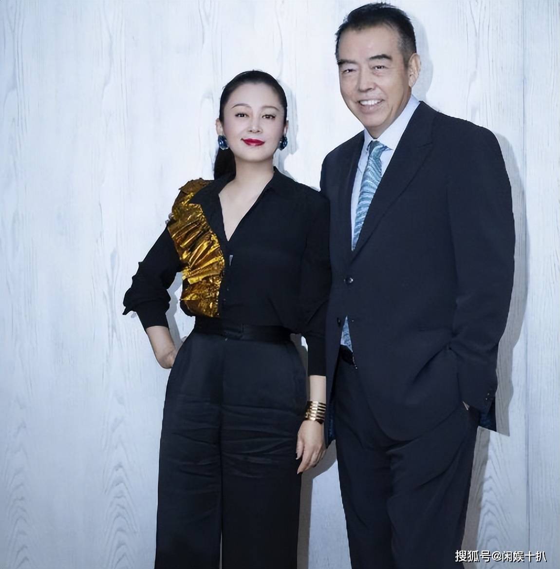 71岁陈凯歌现状:白发老态,儿子已成演员,妻子风韵犹存