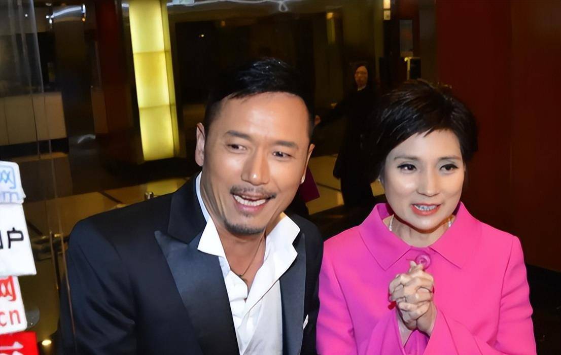 戚美珍:与苗侨伟恩爱32年,如今60岁依然精彩,嫁对人是有多幸福_翁美玲