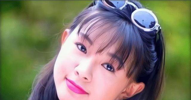 卓依婷是一位台湾女歌手,外表非常甜美,歌声优美.天王刘德华曾称赞她.
