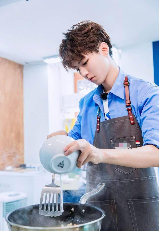 王俊凯《中餐厅》新发型被说,超长刘海究竟是酷还是不讲卫生?