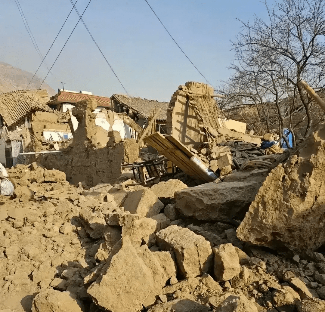 看到地震中倒塌的土坯房,才知道脱贫是需要时间的,穷人其实很多_农村