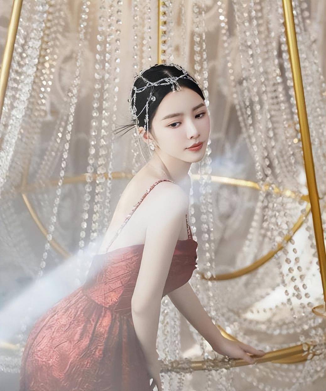 而且,值得一提的是王灿本人也是表演专业毕业,虽说王灿已经签约经纪